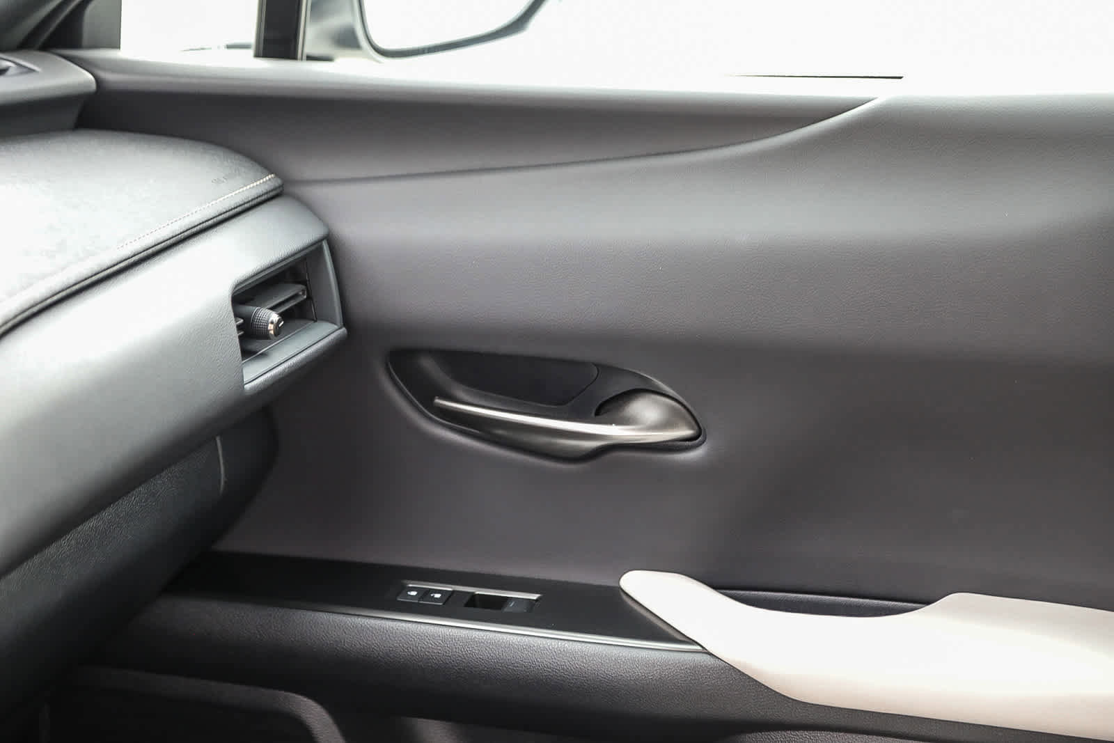 Used 2025 Lexus UX 300h FWD image 21