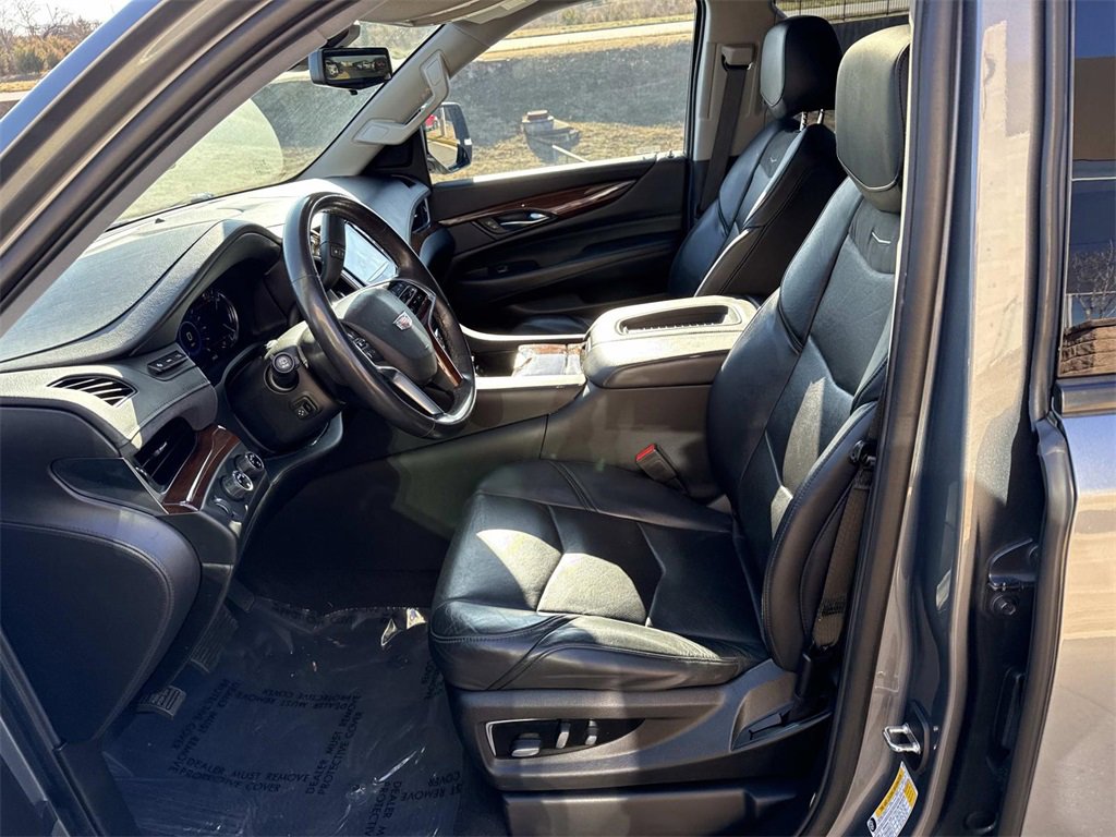 Used 2020 Cadillac Escalade ESV Luxury w/ Escalade Sport Edition image 16