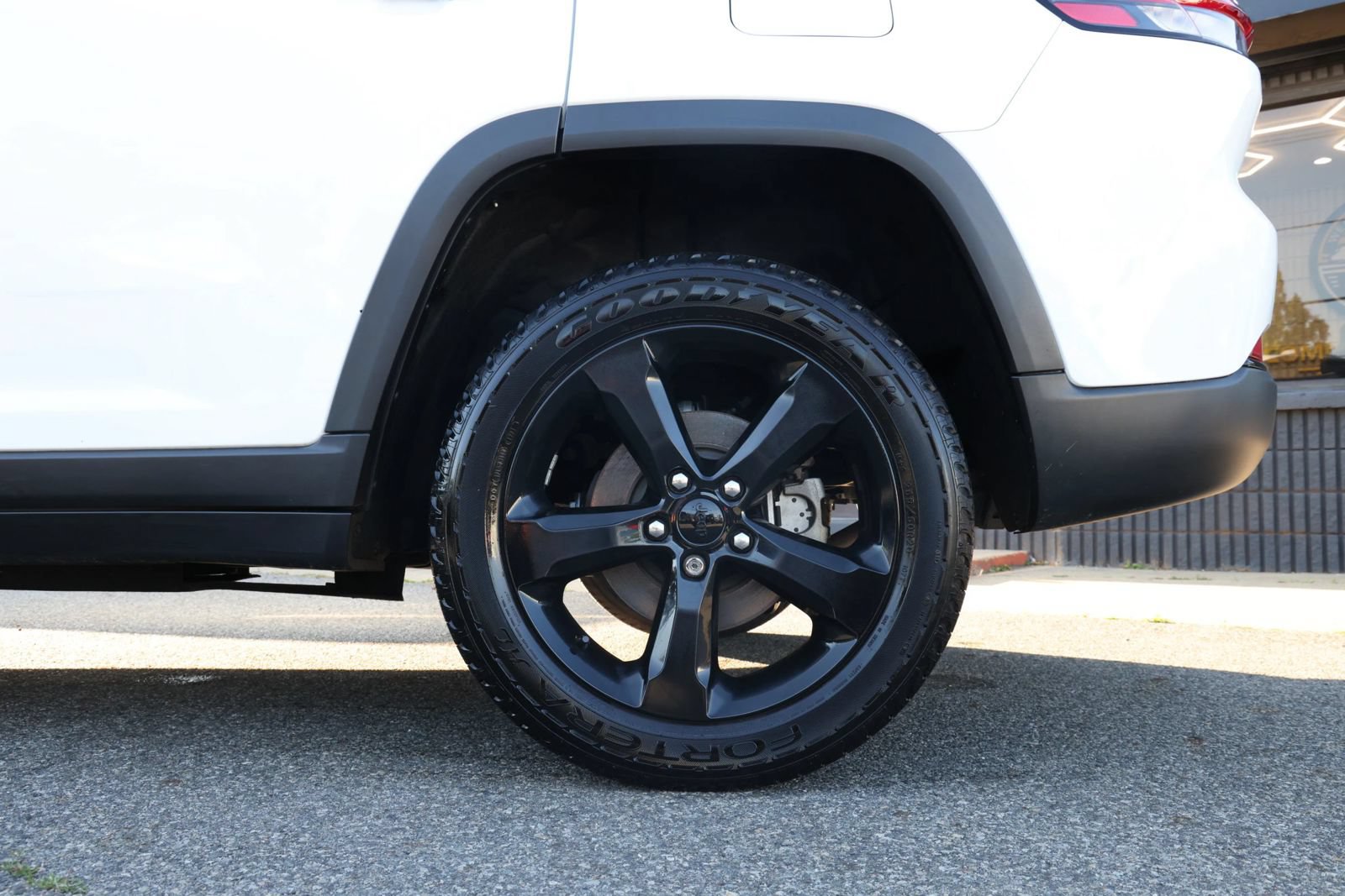 Used 2023 Jeep Grand Cherokee Altitude AWD/4WD image 10