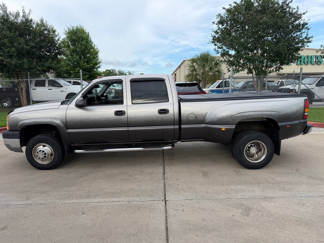 Used 2005 Chevrolet Silverado 3500 LT w/ Heavy-Duty Power Package AWD/4WD image 10