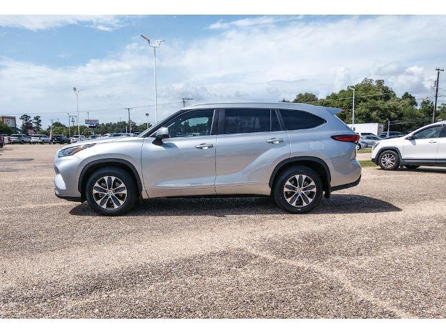 Used 2023 Toyota Highlander XLE FWD image 2