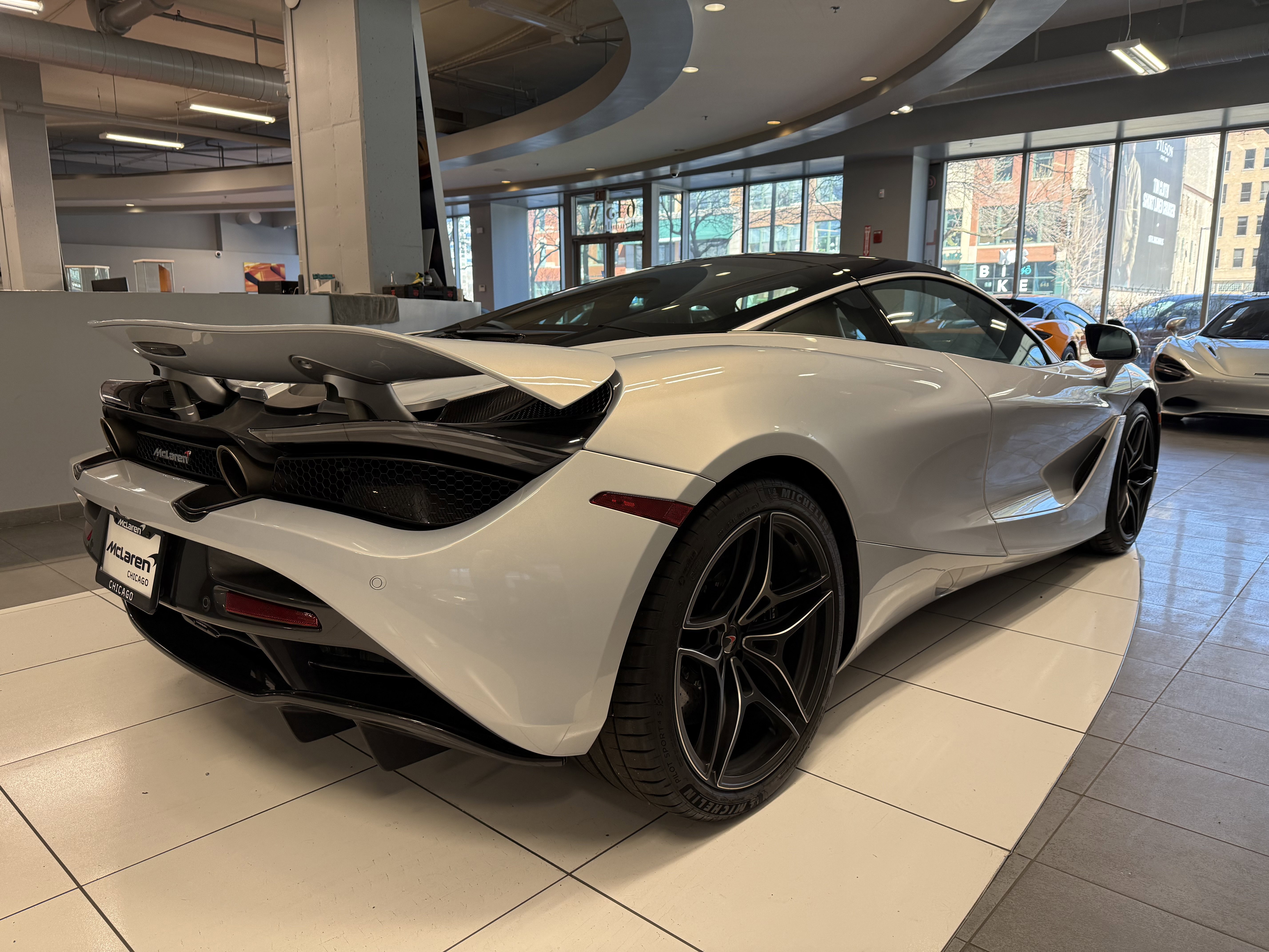 Used 2018 McLaren 720S image 3