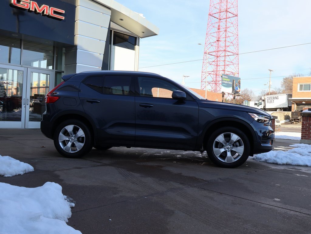 Used 2022 Volvo XC40 T5 Momentum image 8