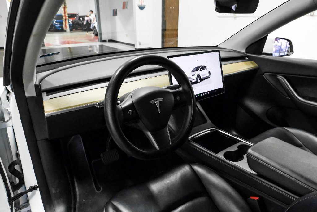 Used 2022 Tesla Model Y Long Range AWD/4WD image 3