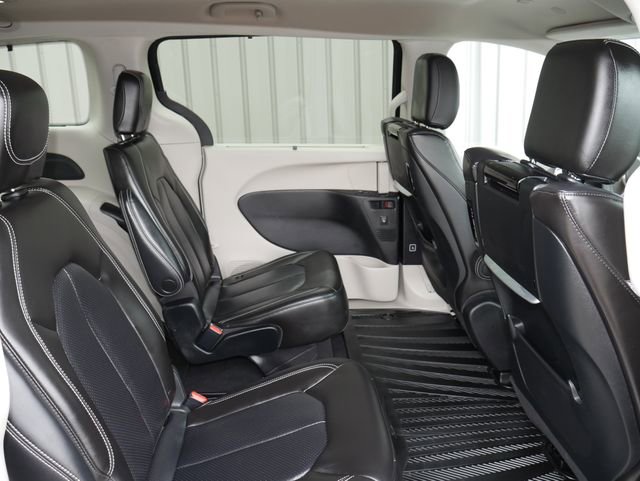 Used 2023 Chrysler Pacifica Touring-L w/ Uconnect Theater Family Group image 27