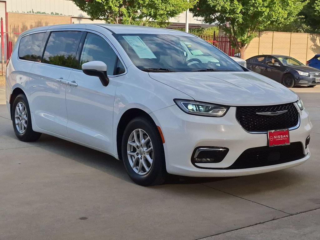 Used 2023 Chrysler Pacifica Touring-L FWD image 11