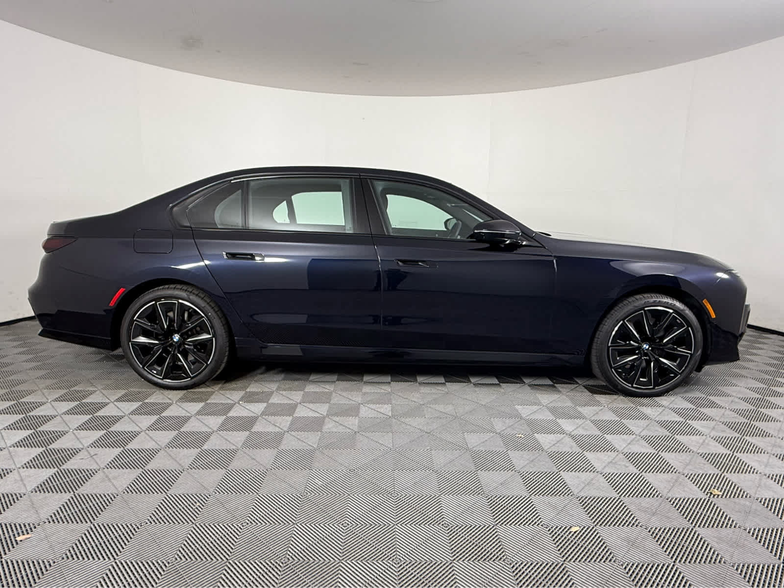 Certified 2025 BMW 740i w/ Premium Package RWD image 2