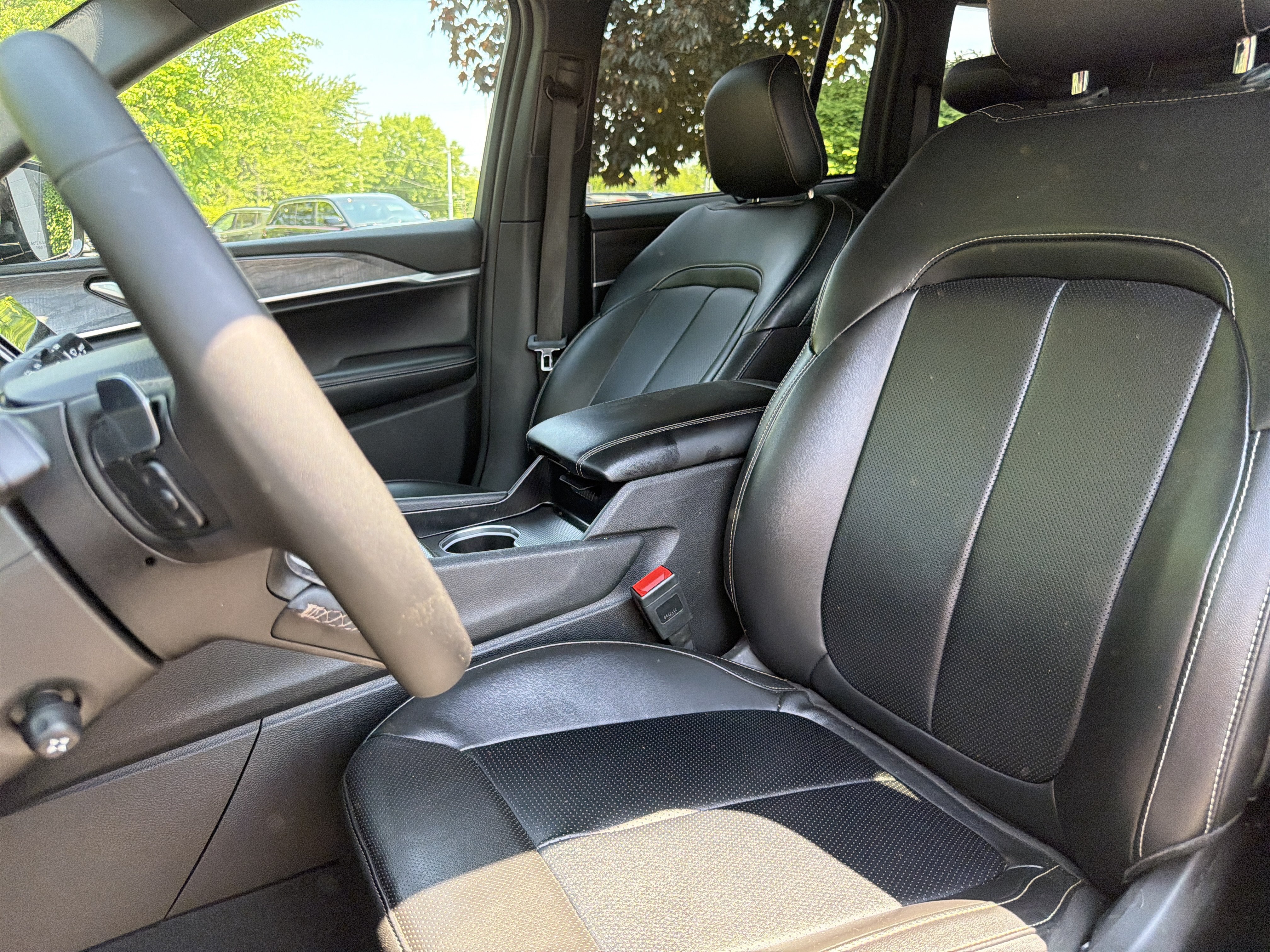 Certified 2024 Jeep Grand Cherokee Limited w/ Luxury Tech Group II AWD/4WD image 16