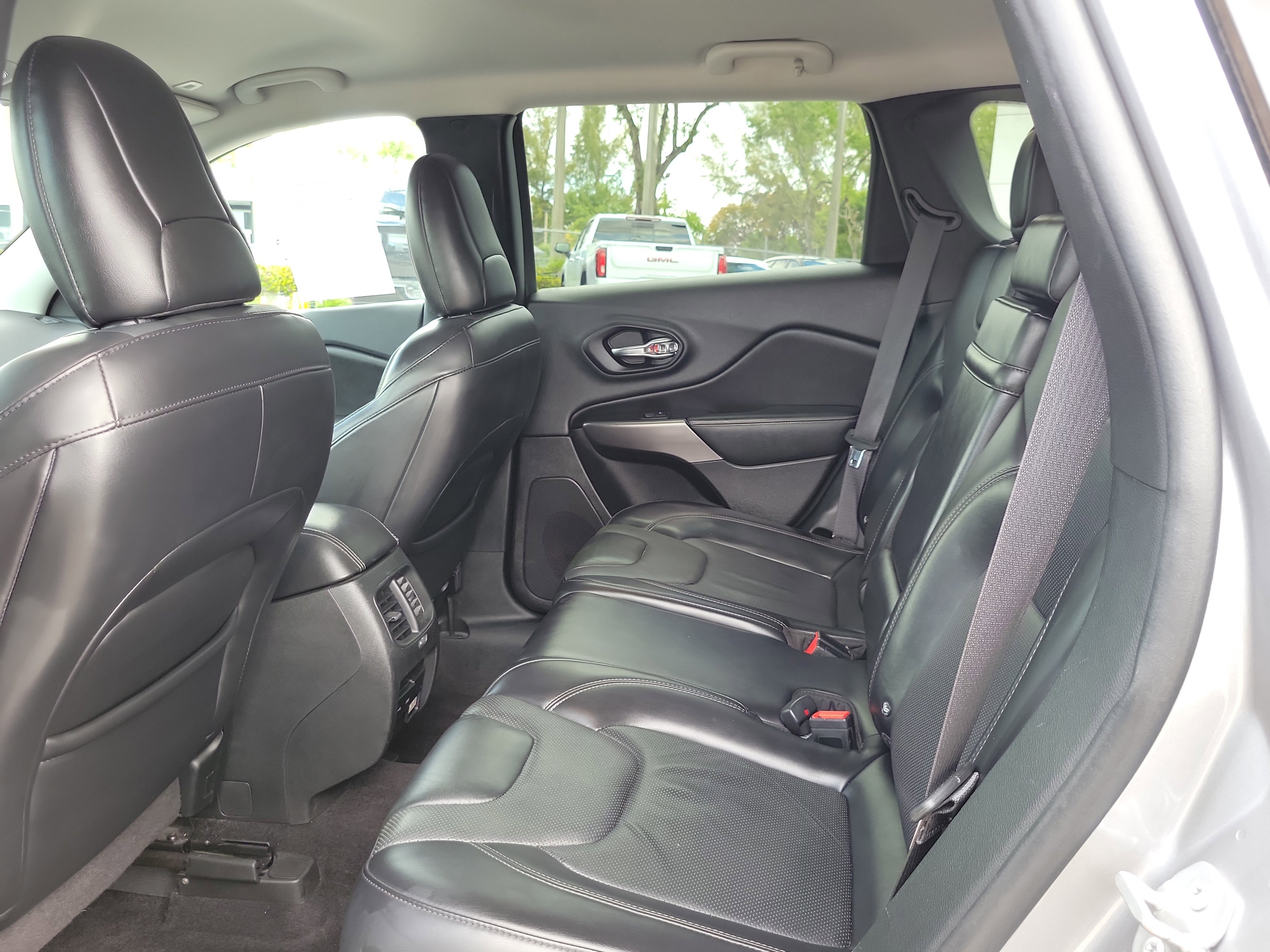 Used 2019 Jeep Cherokee Limited FWD image 13