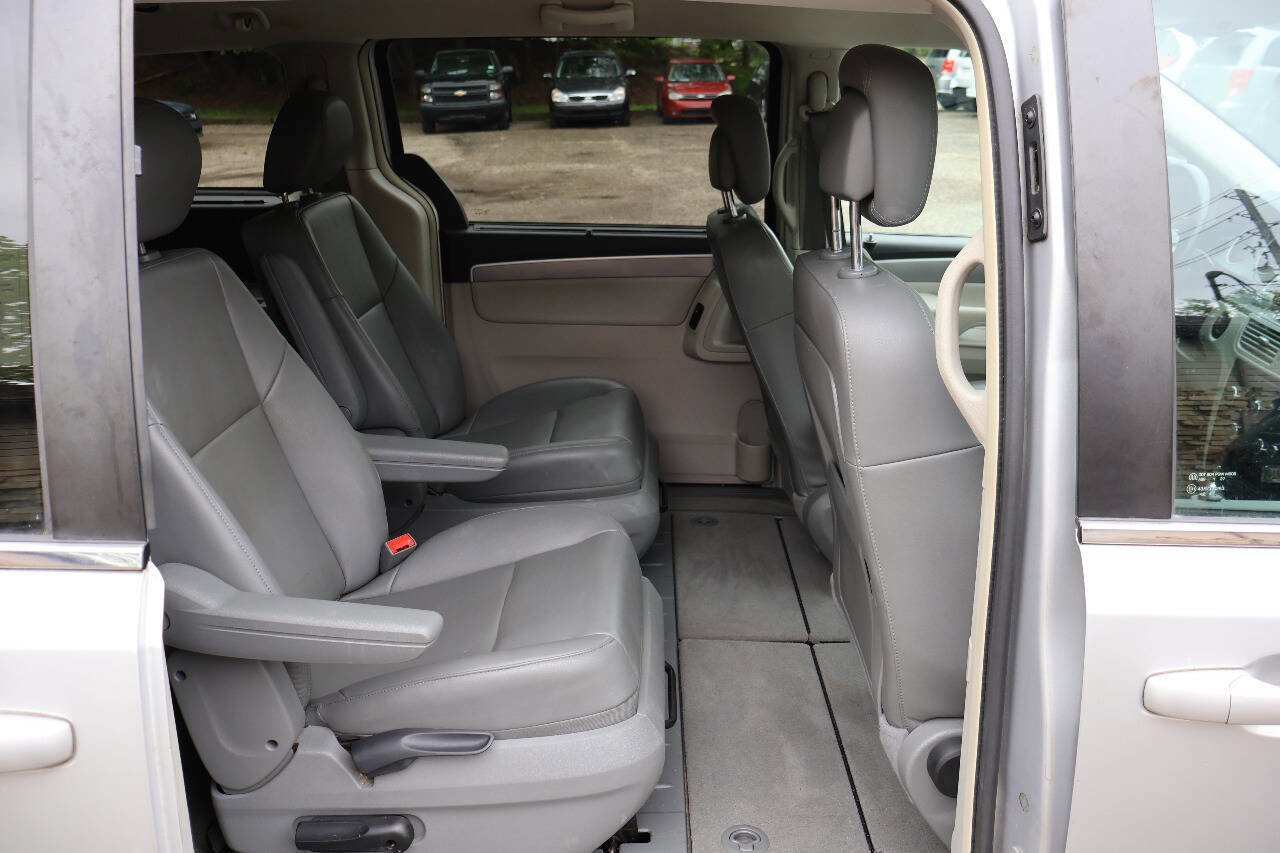 Used 2011 Volkswagen Routan SE FWD image 28