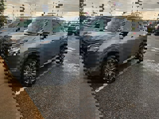 New 2025 Nissan Pathfinder SL w/ SL Premium Package