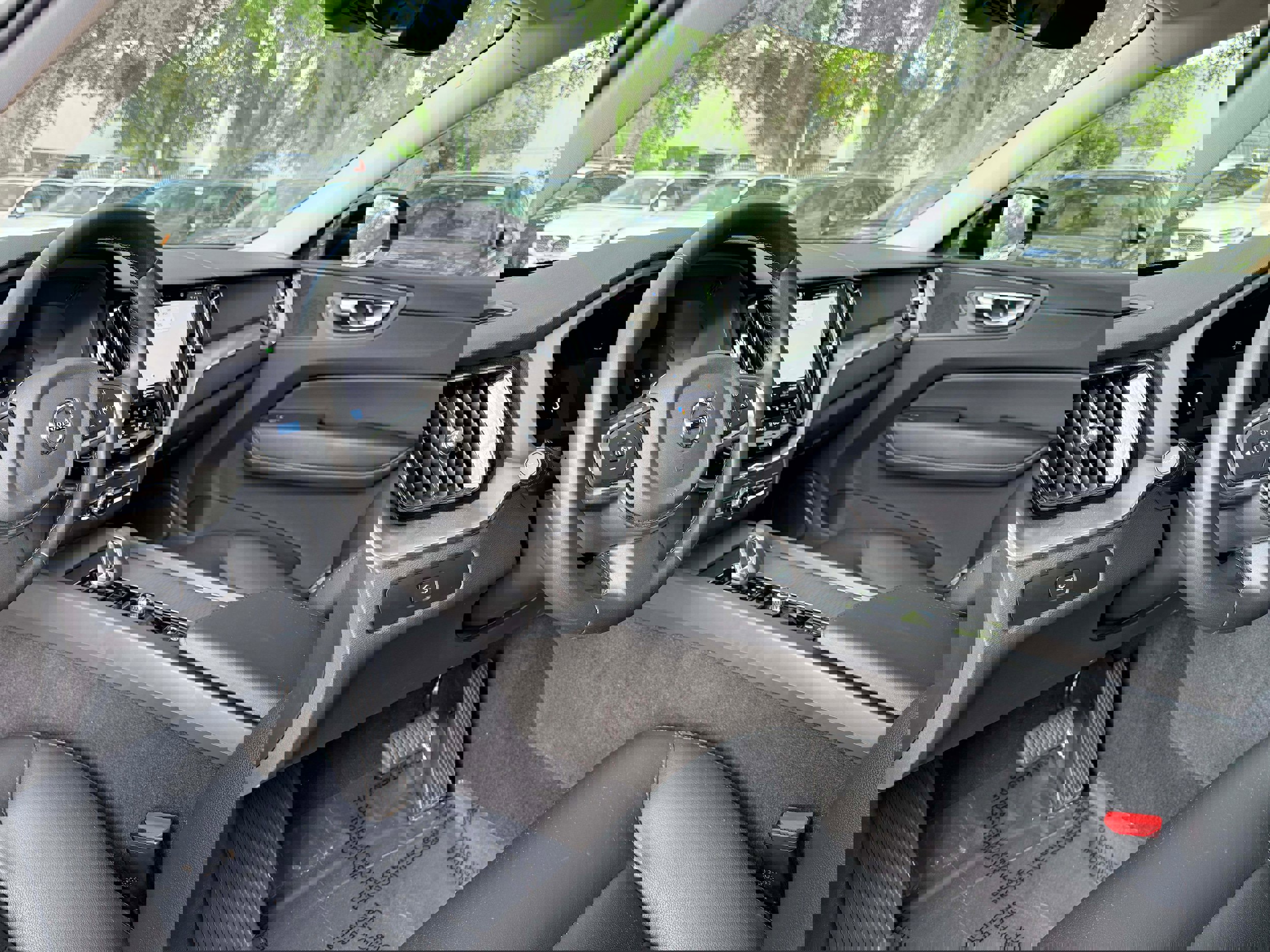 Certified 2025 Volvo XC60 B5 Core image 11