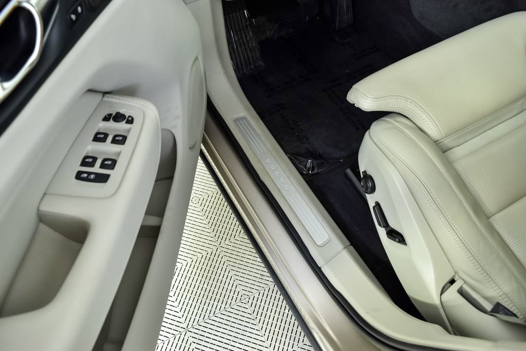 Certified 2023 Volvo XC60 B5 Ultimate w/ Protection Package Premier image 10