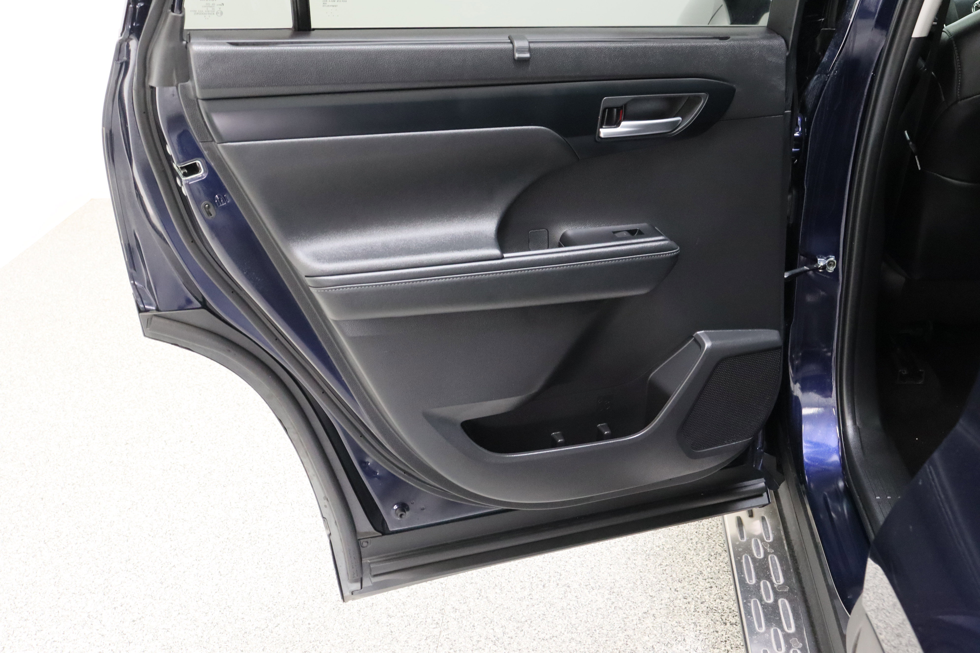 Used 2023 Toyota Highlander XLE image 28