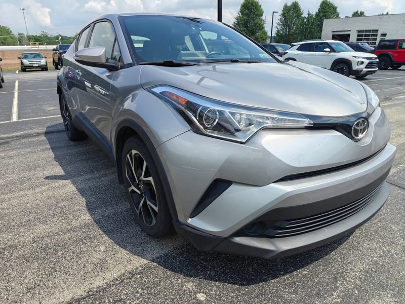 Used 2019 Toyota C-HR XLE FWD image 3