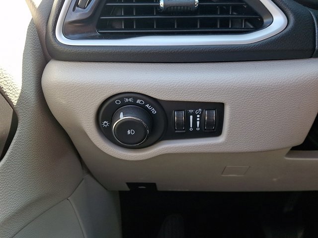 Used 2024 Chrysler Pacifica Touring-L image 24