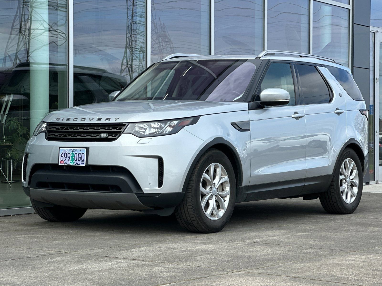 Used 2018 Land Rover Discovery SE image 7