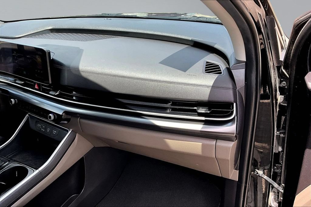 Used 2025 Kia Carnival FWD image 26