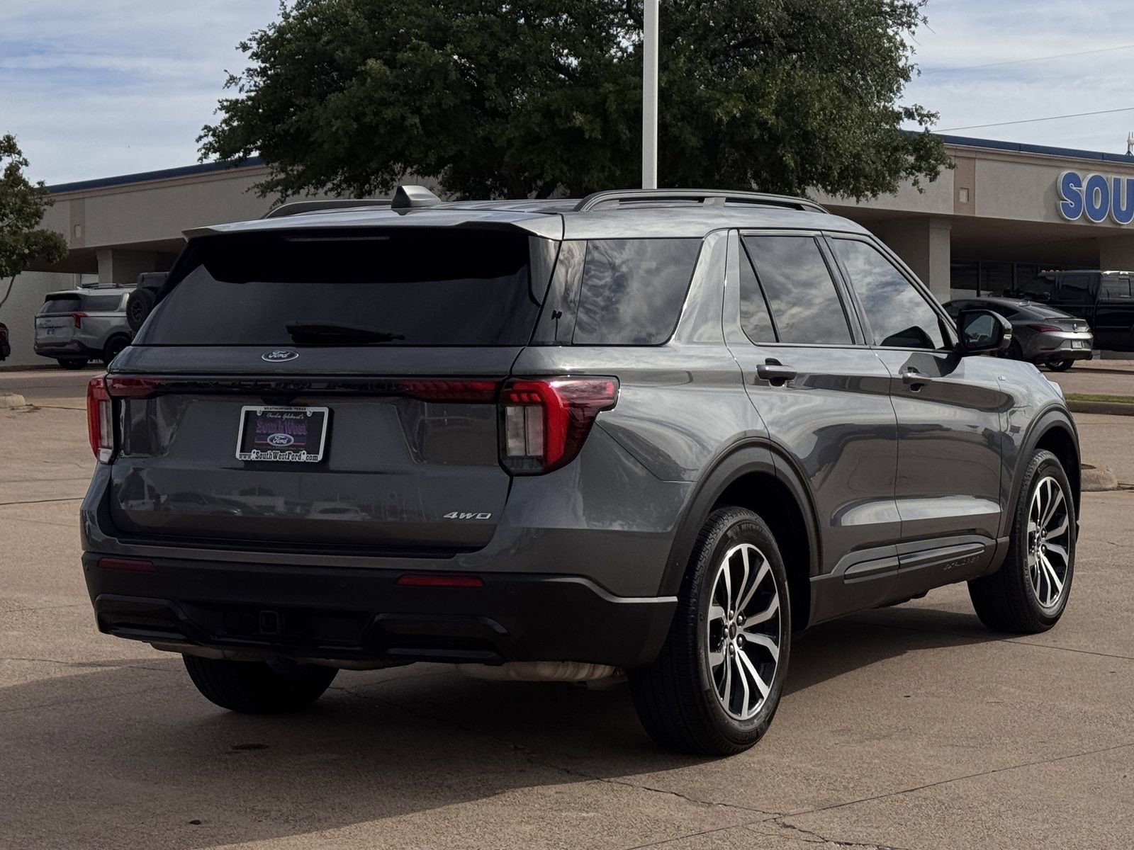 Used 2025 Ford Explorer ST-Line image 4