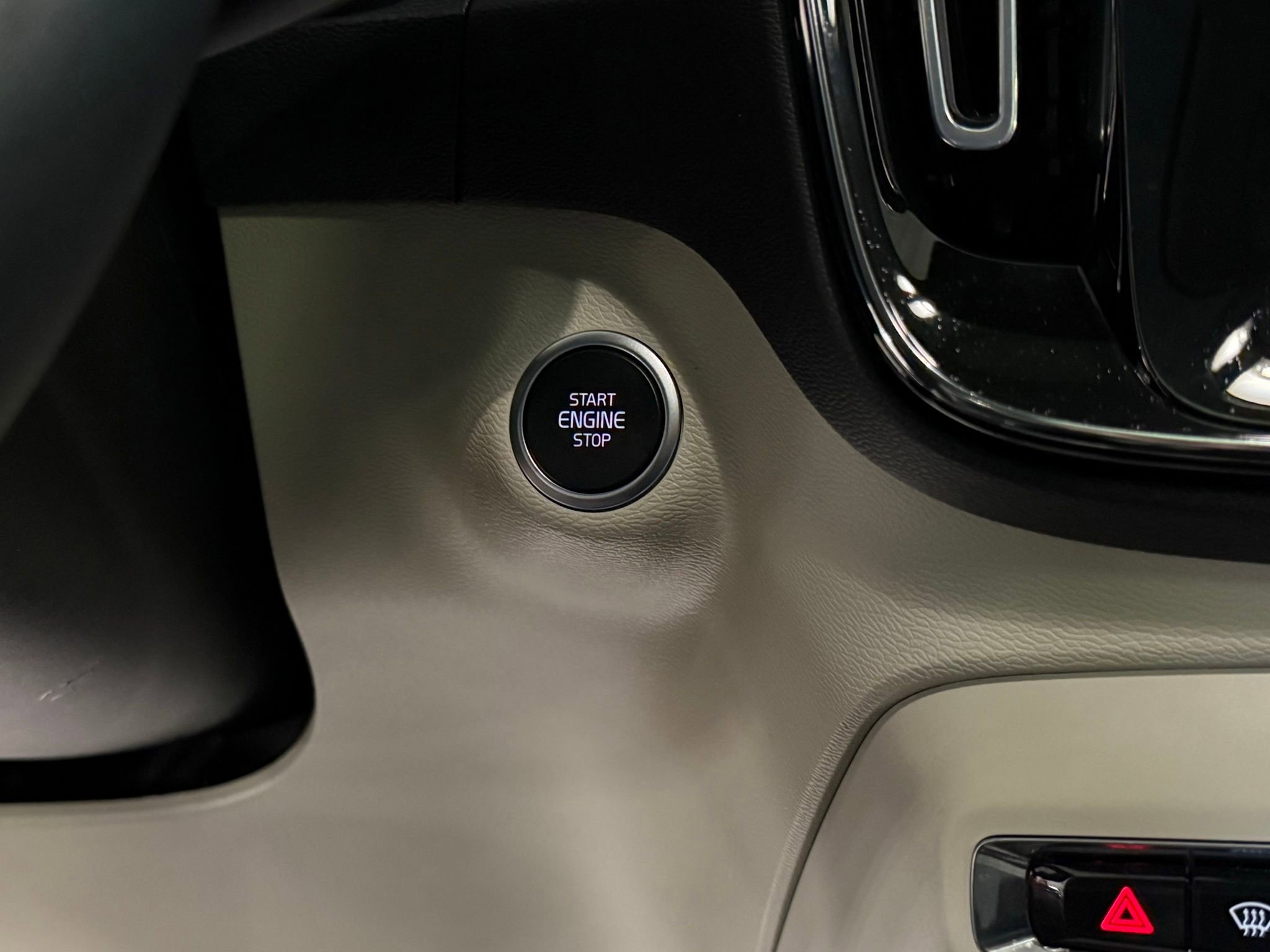 Used 2025 Volvo XC40 B5 Plus image 46