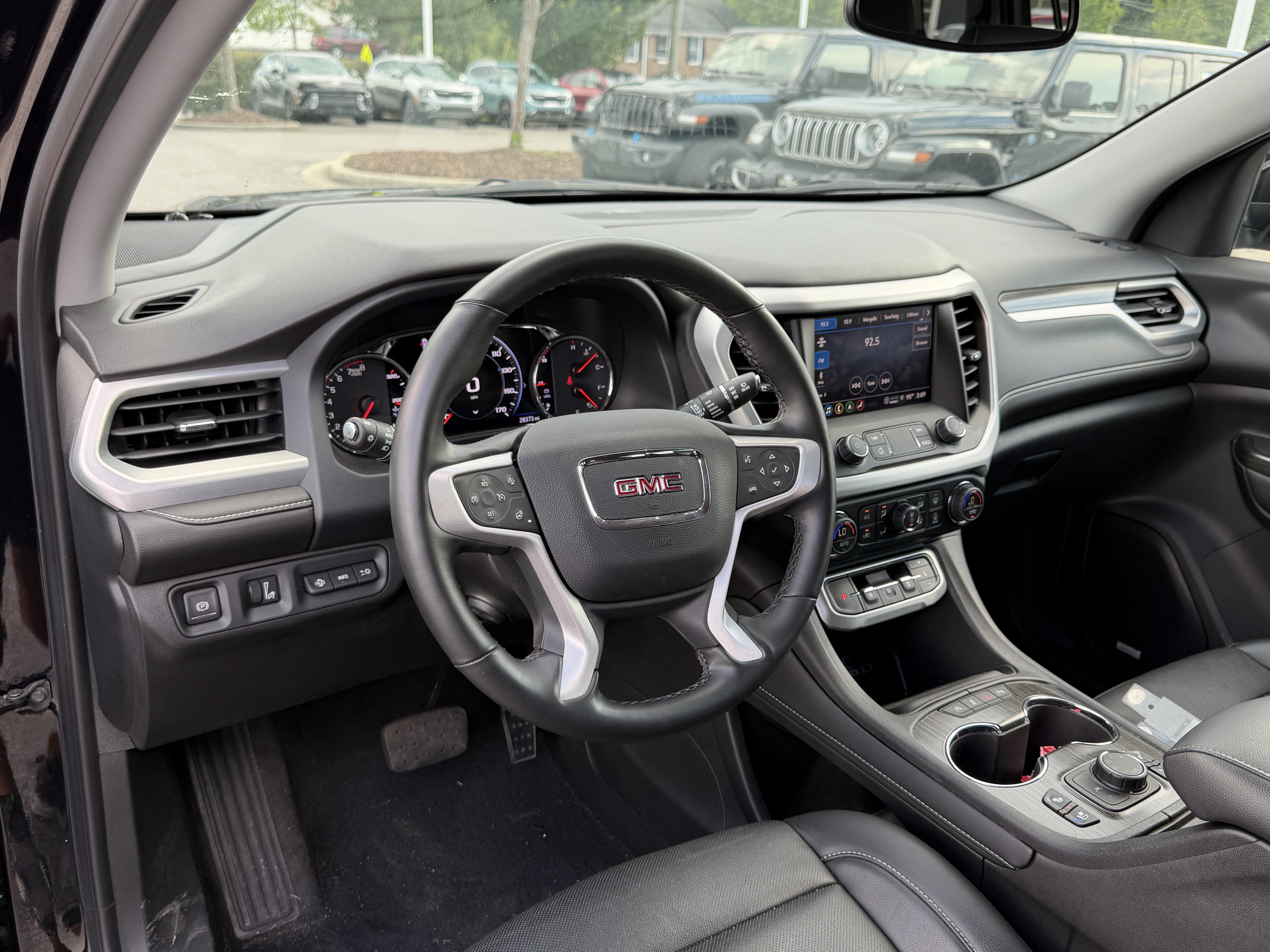 Used 2023 GMC Acadia SLT w/ Technology Package AWD/4WD image 11