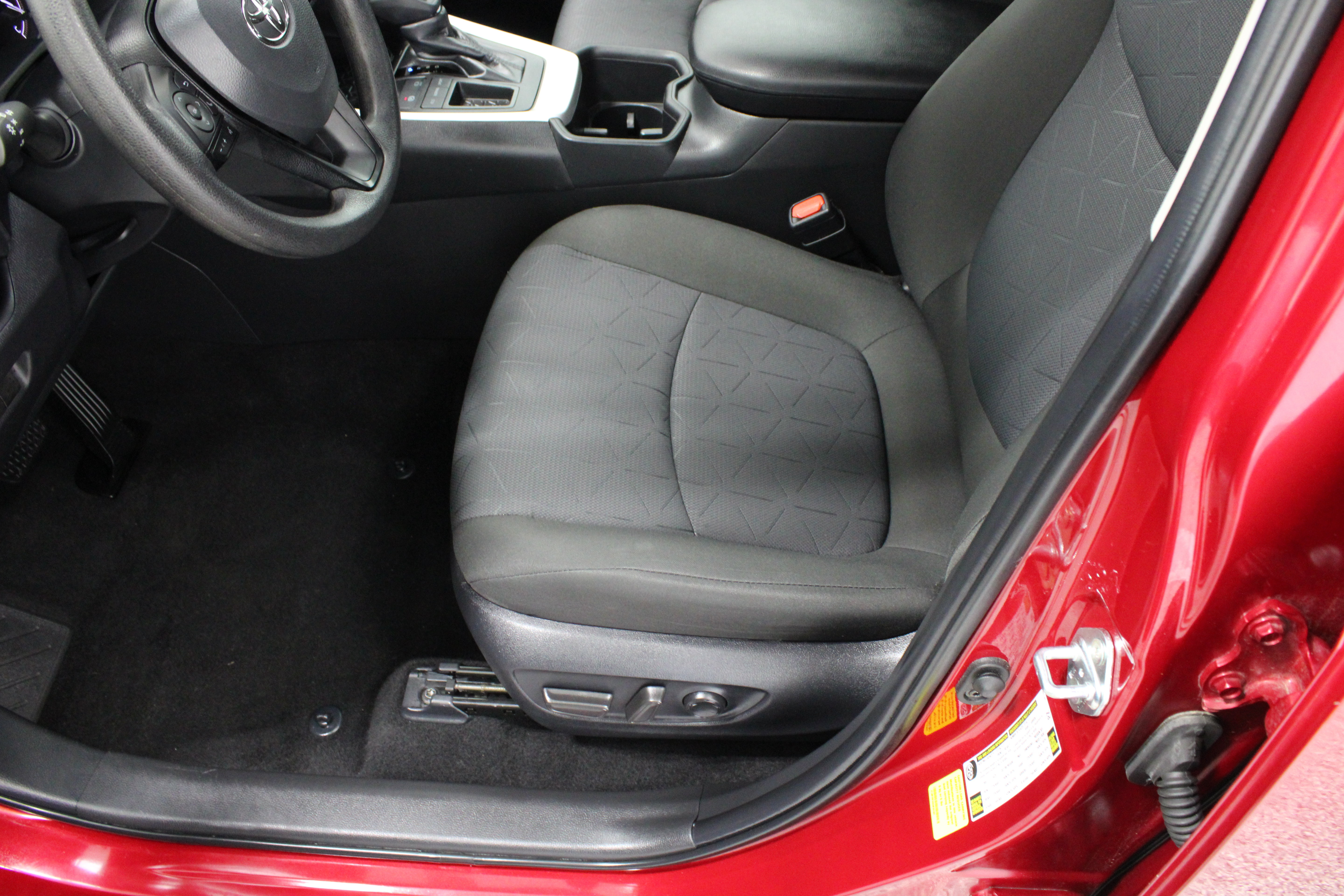 Used 2025 Toyota RAV4 XLE FWD image 15