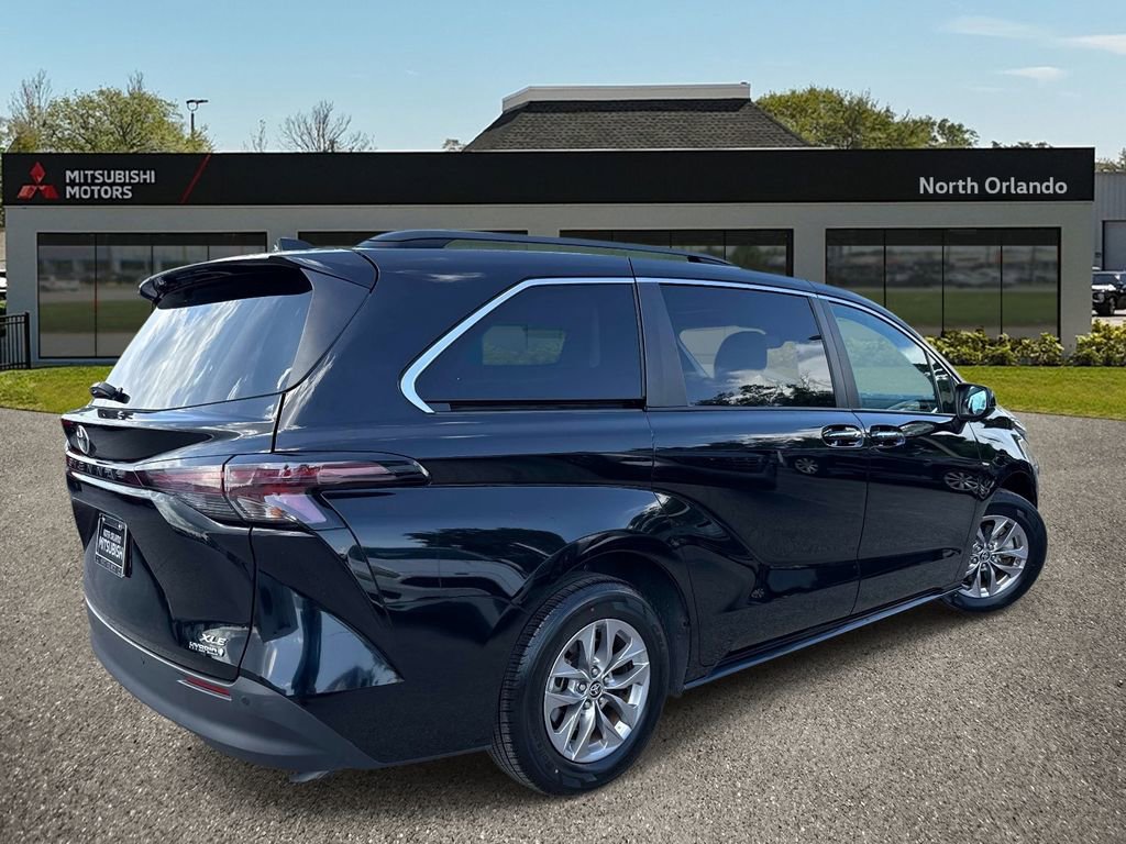Used 2024 Toyota Sienna XLE FWD image 5