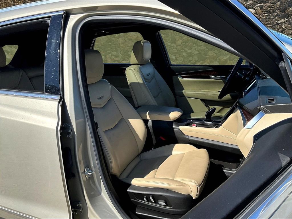 Used 2017 Cadillac XT5 Luxury w/ Driver Awareness Package image 7