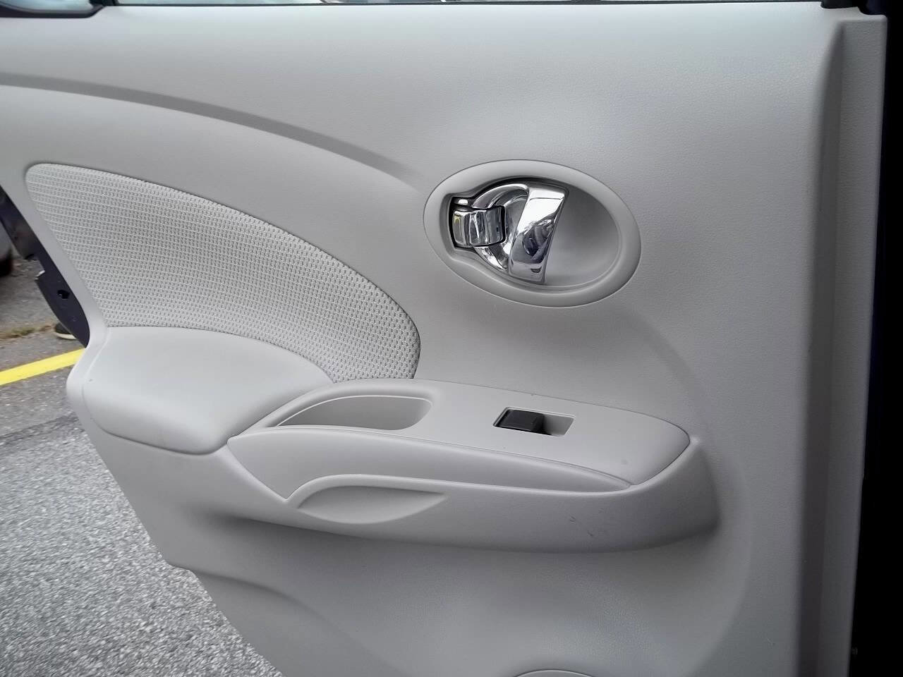 Used 2013 Nissan Versa SV w/ Convenience Pkg image 12