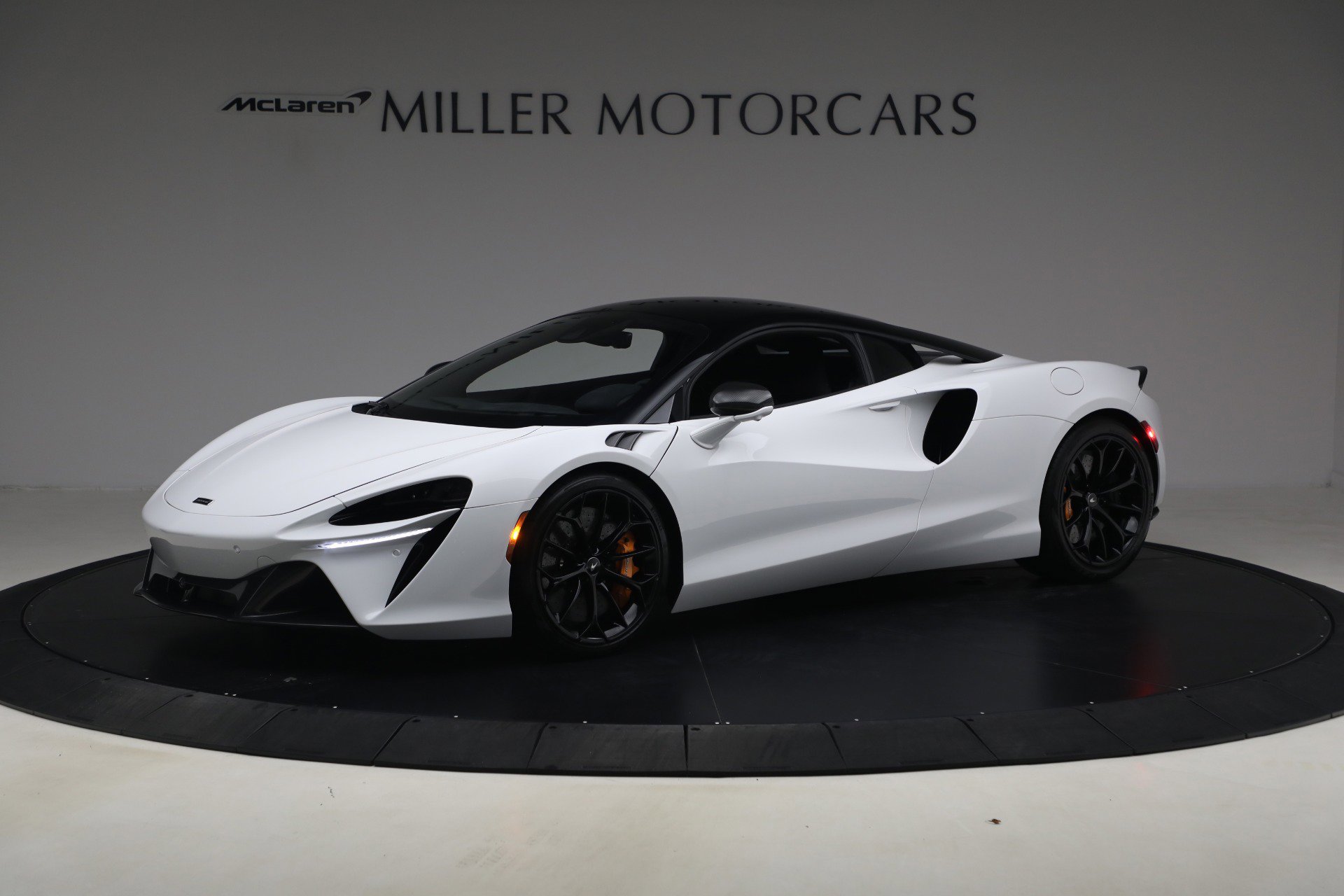 Used 2023 McLaren Artura image 2