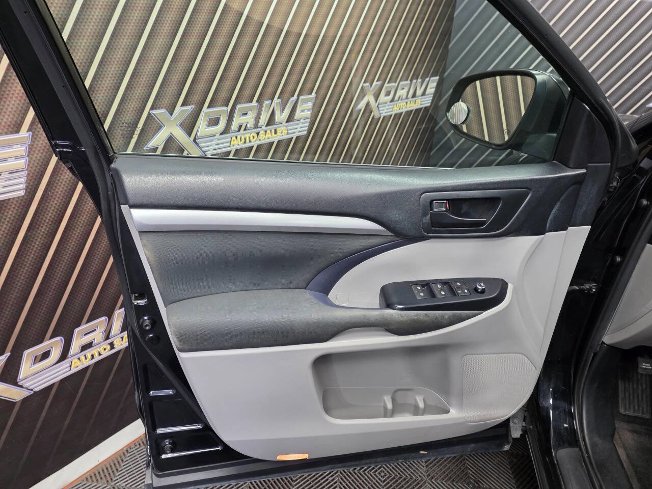 Used 2019 Toyota Highlander LE image 17