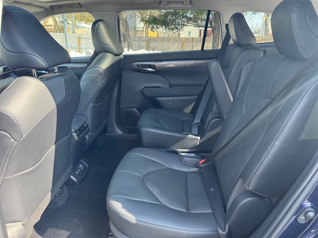 Used 2023 Toyota Highlander Platinum image 19