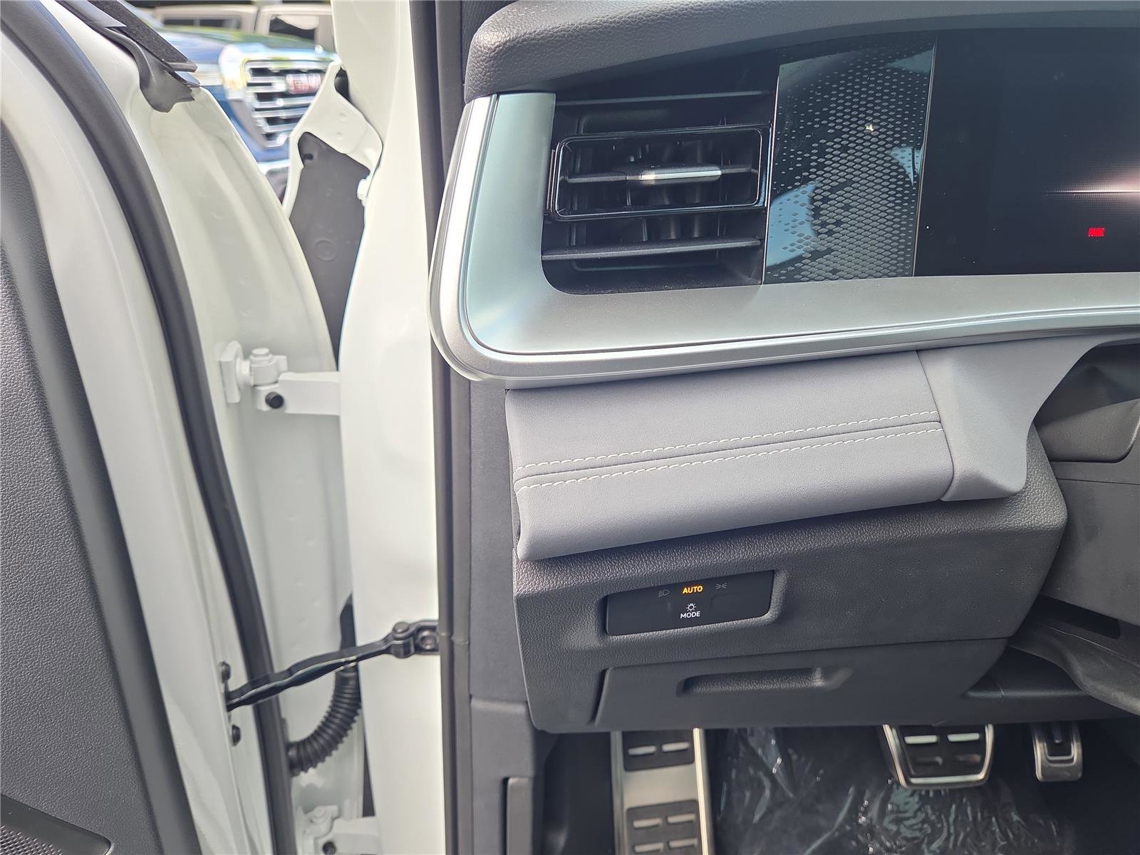 New 2025 Volkswagen Tiguan SE R-Line image 13