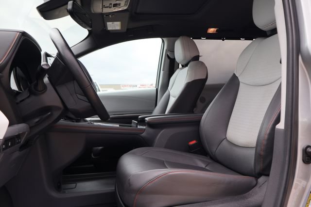 Used 2024 Toyota Sienna XSE FWD image 10