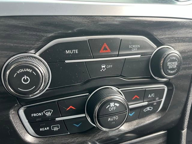 Used 2022 Chrysler 300 Touring w/ Sport Appearance Package image 33