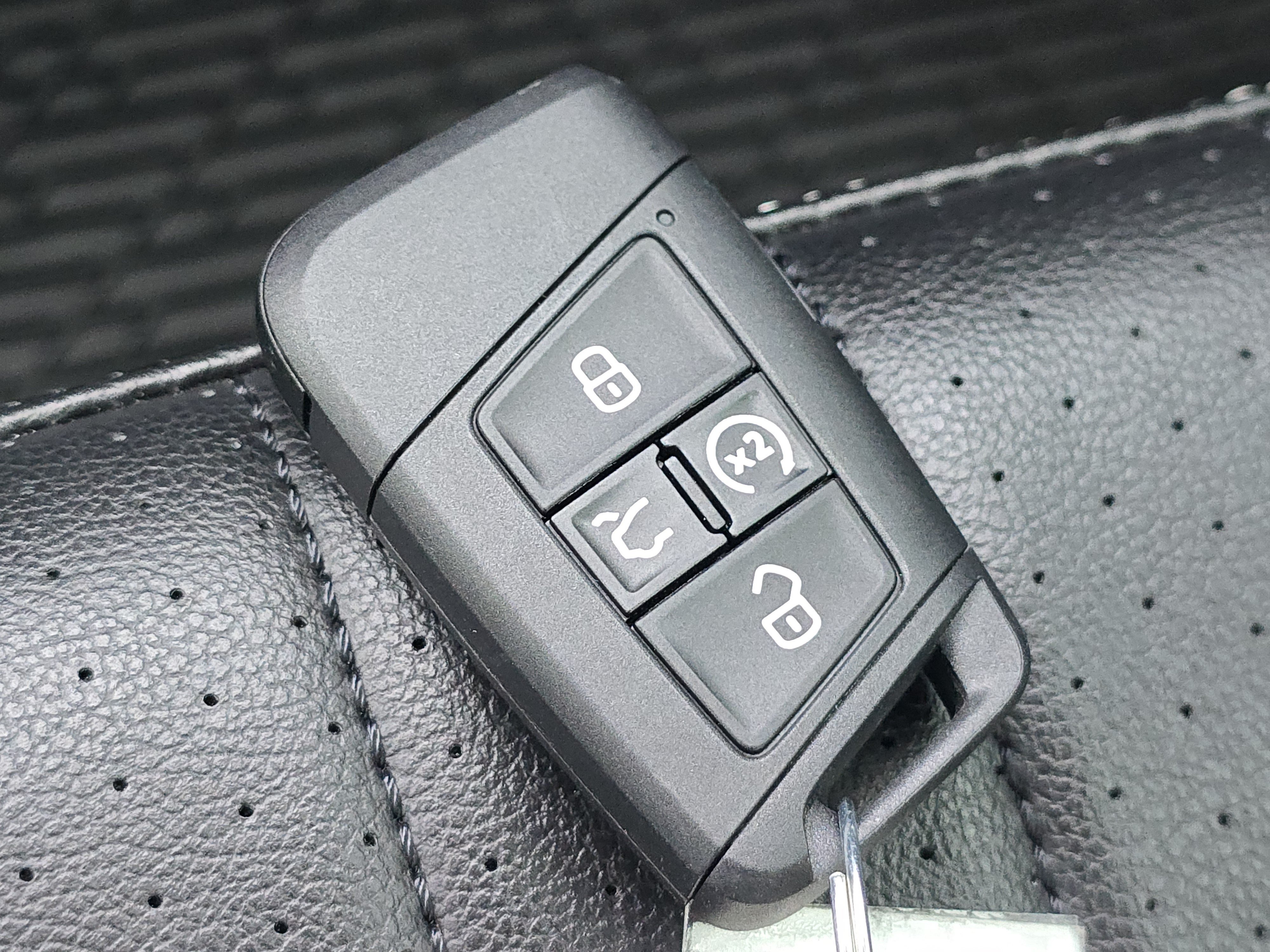 Certified 2024 Volkswagen Tiguan SE R-Line AWD/4WD image 27