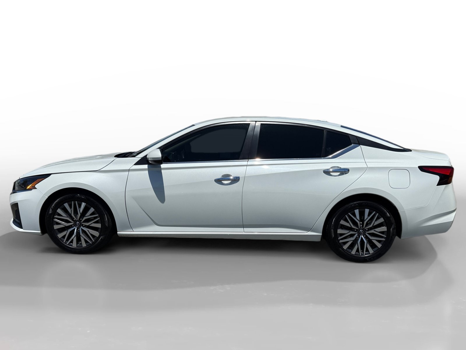 Used 2023 Nissan Altima 2.5 SV FWD image 2