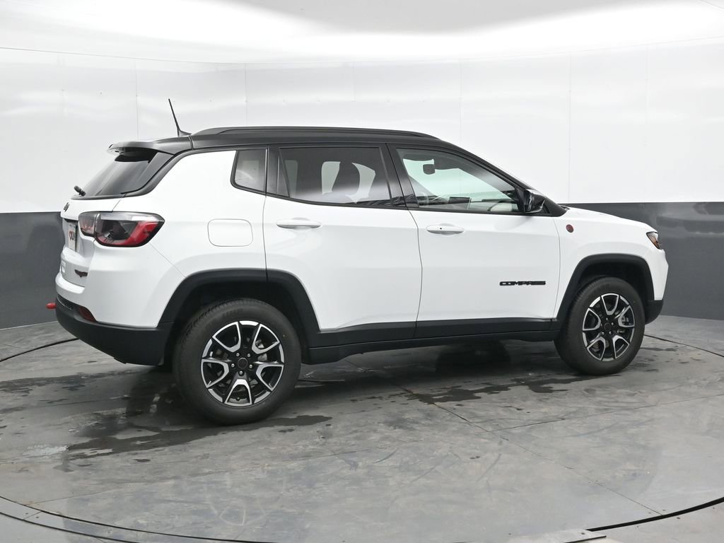 Used 2025 Jeep Compass Trailhawk image 2