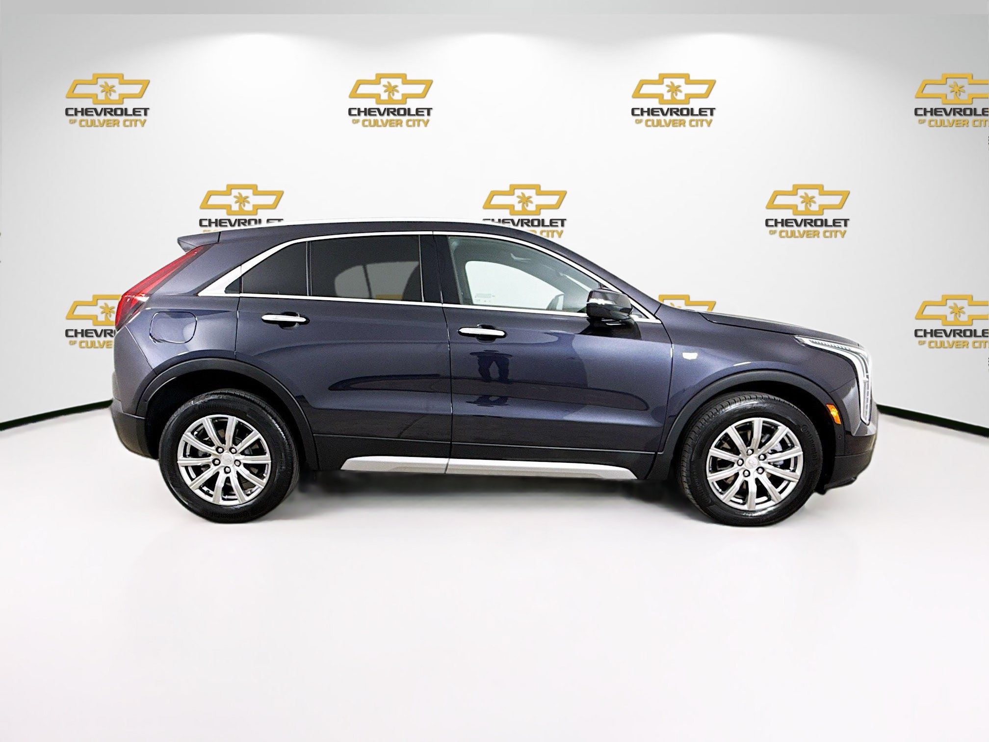 Used 2022 Cadillac XT4 Premium Luxury w/ Enhanced Visibility Package FWD image 9