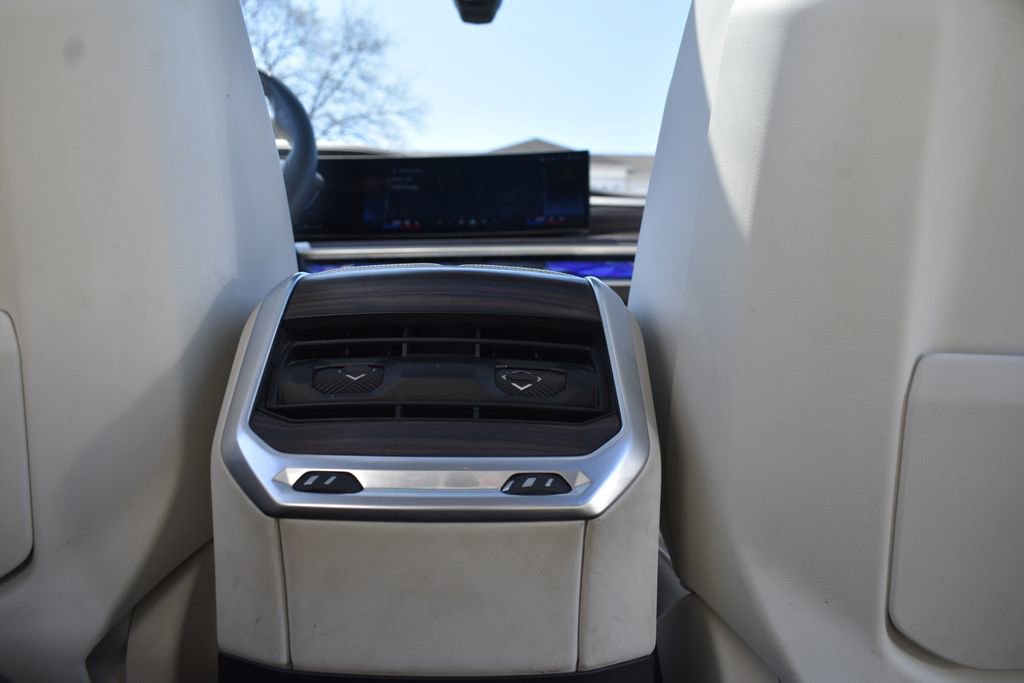 Used 2025 BMW 760i xDrive w/ Executive Package image 31