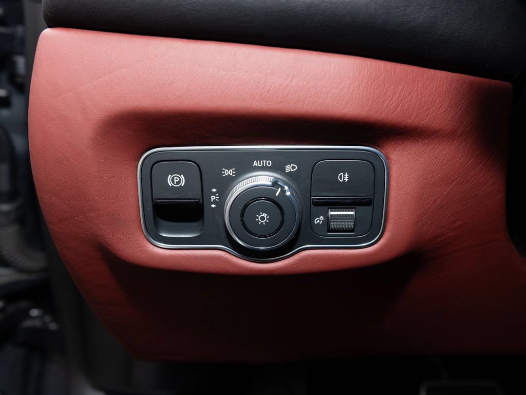Used 2021 Aston Martin V8 Vantage Roadster RWD image 26