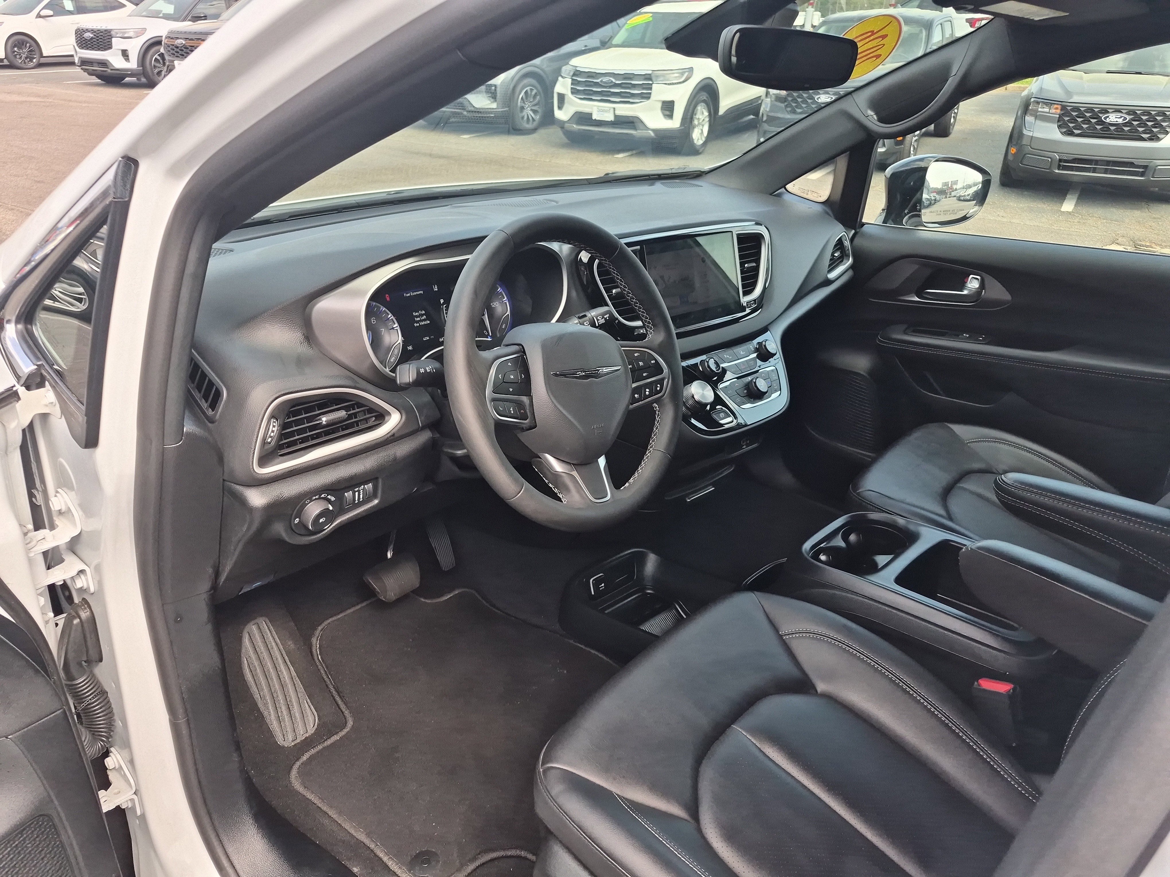 Used 2026 Chrysler Pacifica Select image 12