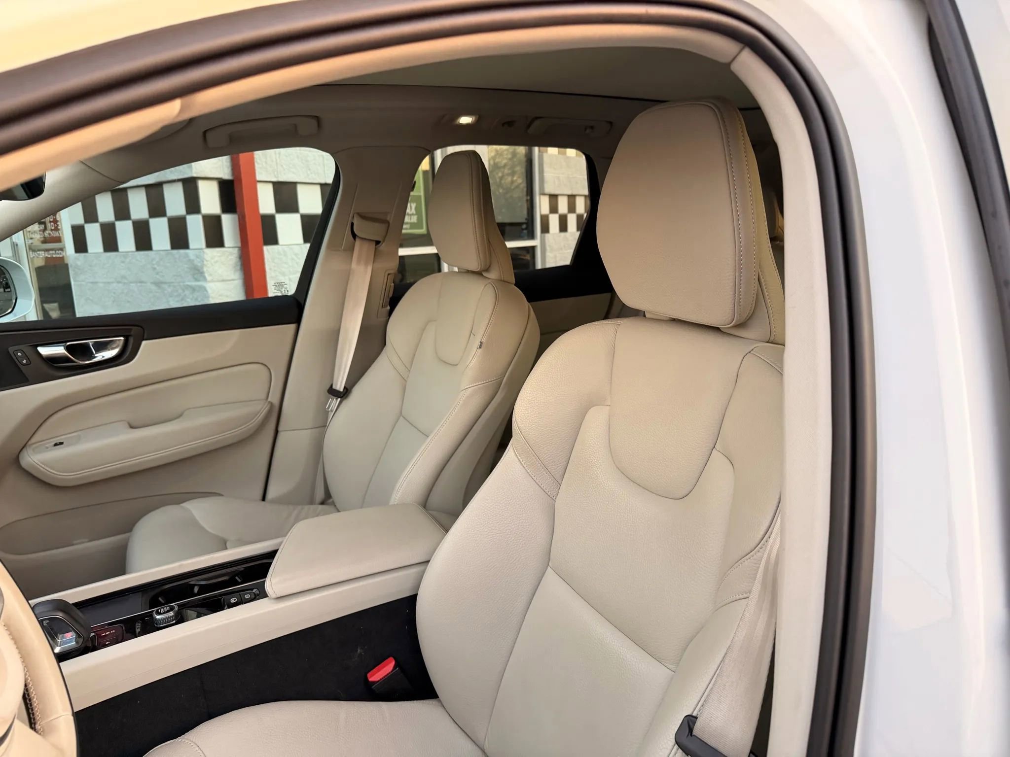 Used 2022 Volvo XC60 B5 Momentum AWD/4WD image 14