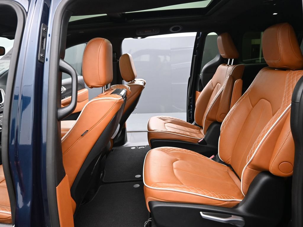 Used 2024 Chrysler Pacifica Pinnacle FWD image 13