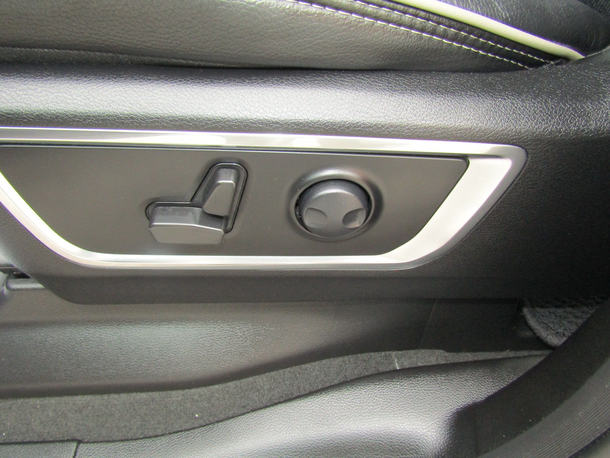 Used 2024 RAM 1500 Laramie AWD/4WD image 23