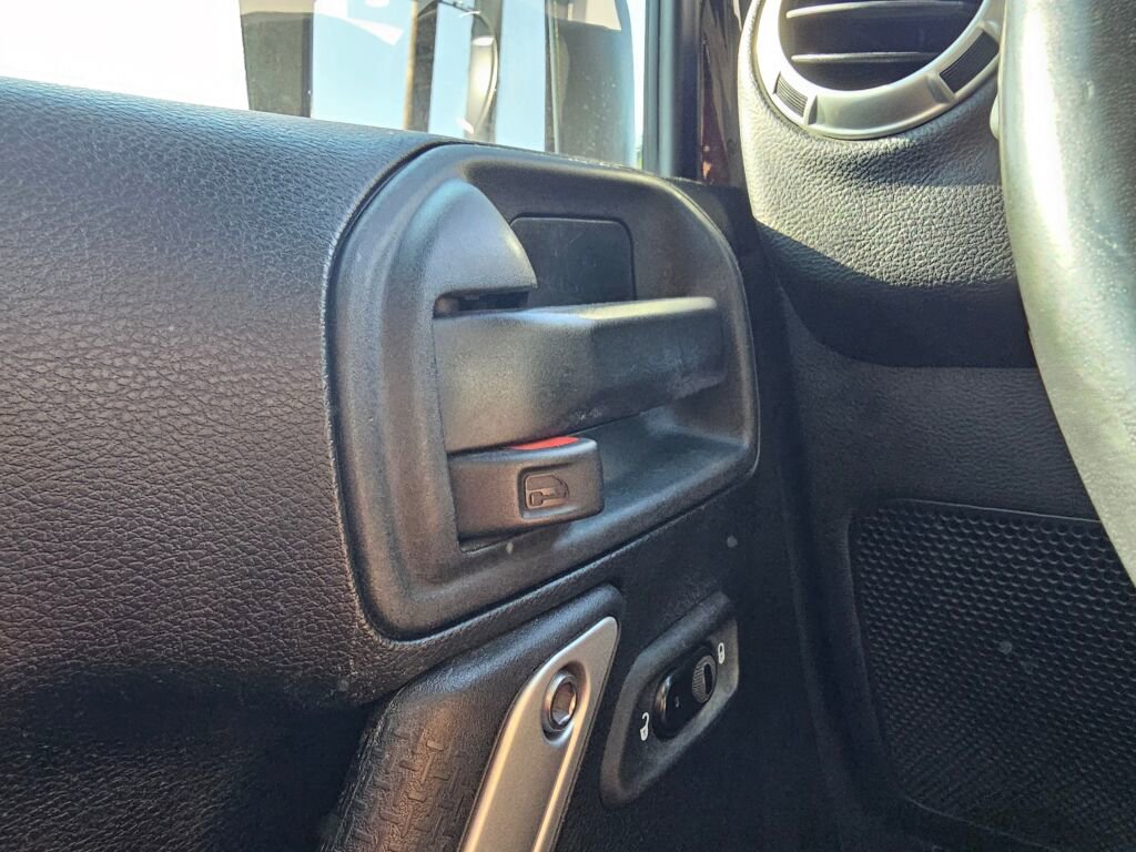 Used 2018 Jeep Wrangler Unlimited Sahara w/ Connectivity Group image 43