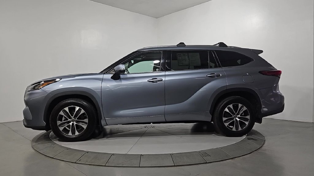 Used 2020 Toyota Highlander XLE AWD/4WD image 2