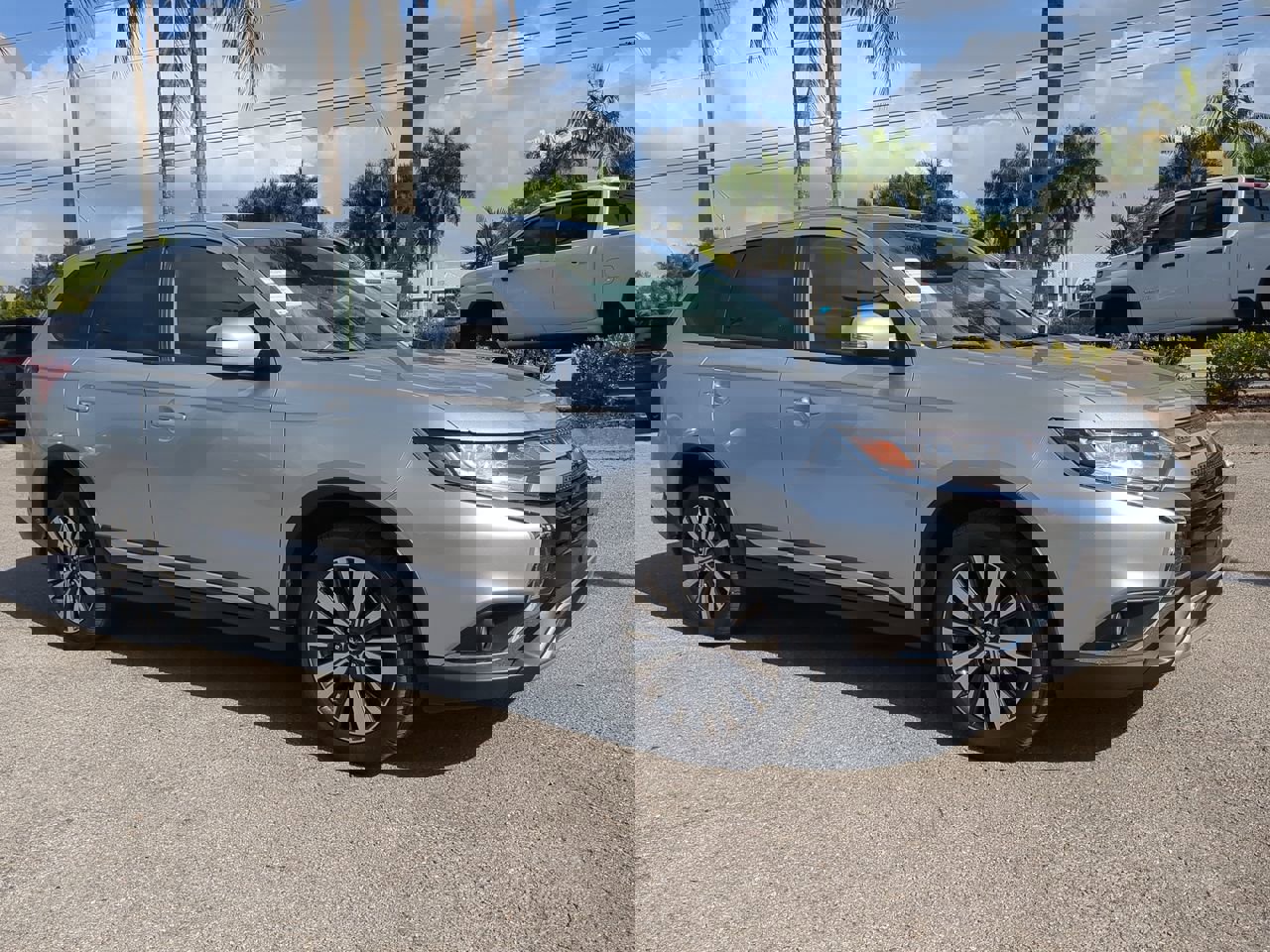 Used 2020 Mitsubishi Outlander ES image 2