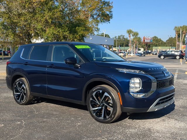 Used 2023 Mitsubishi Outlander SE image 2