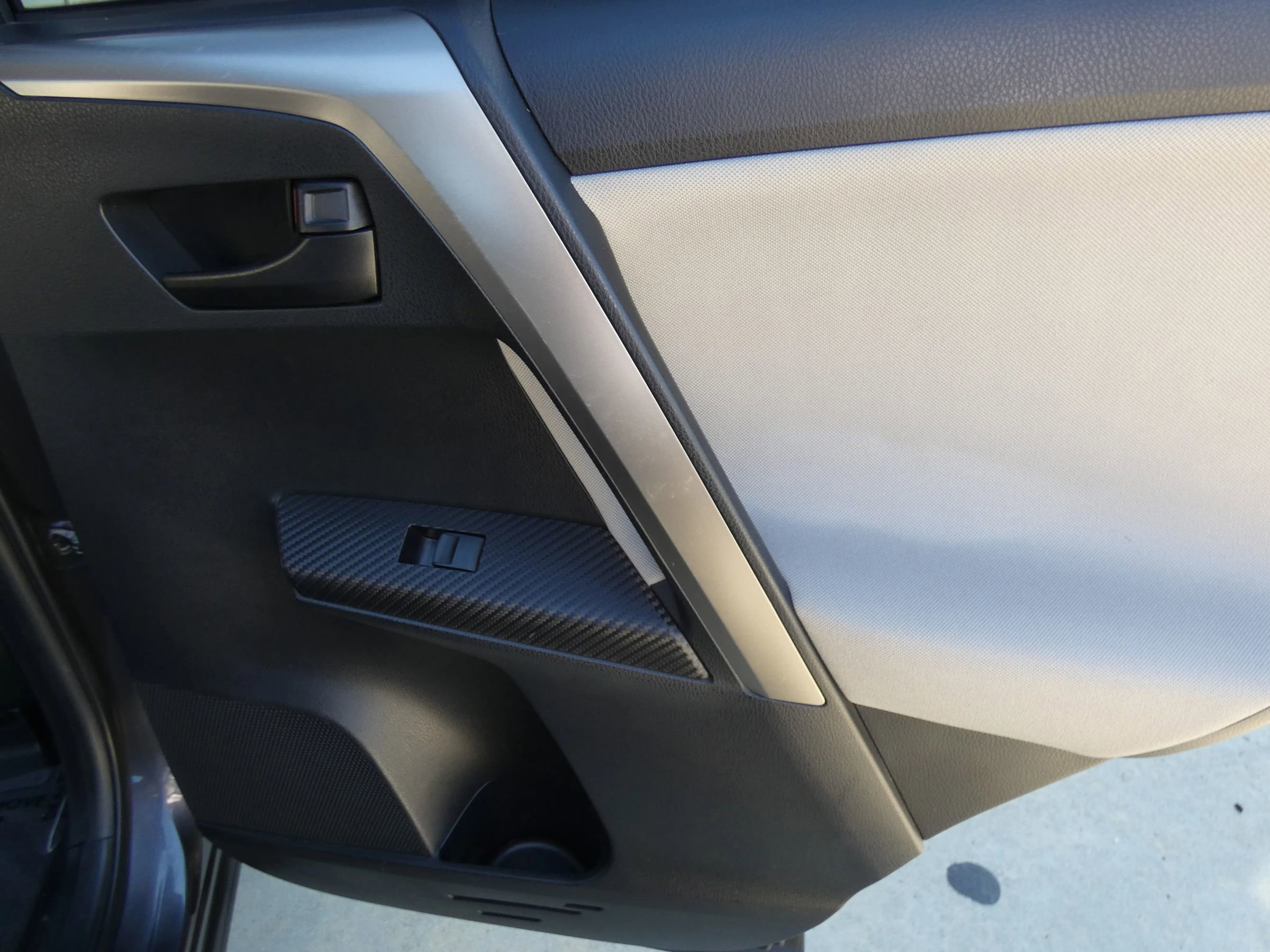 Used 2015 Toyota RAV4 LE image 38